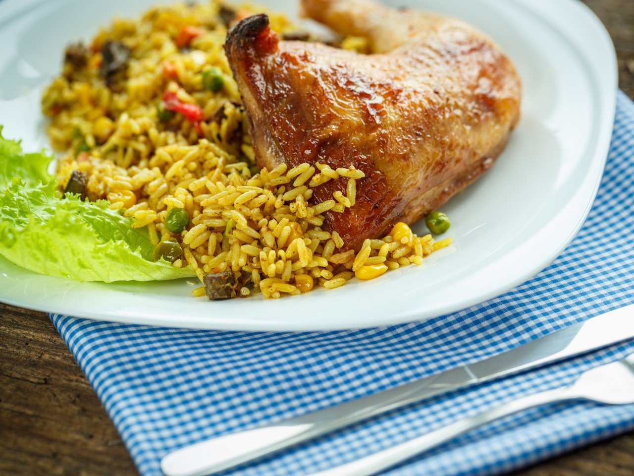 You are currently viewing Guaranteed Crowd Pleaser: The Perfect Chicken and Yellow Rice Recipe